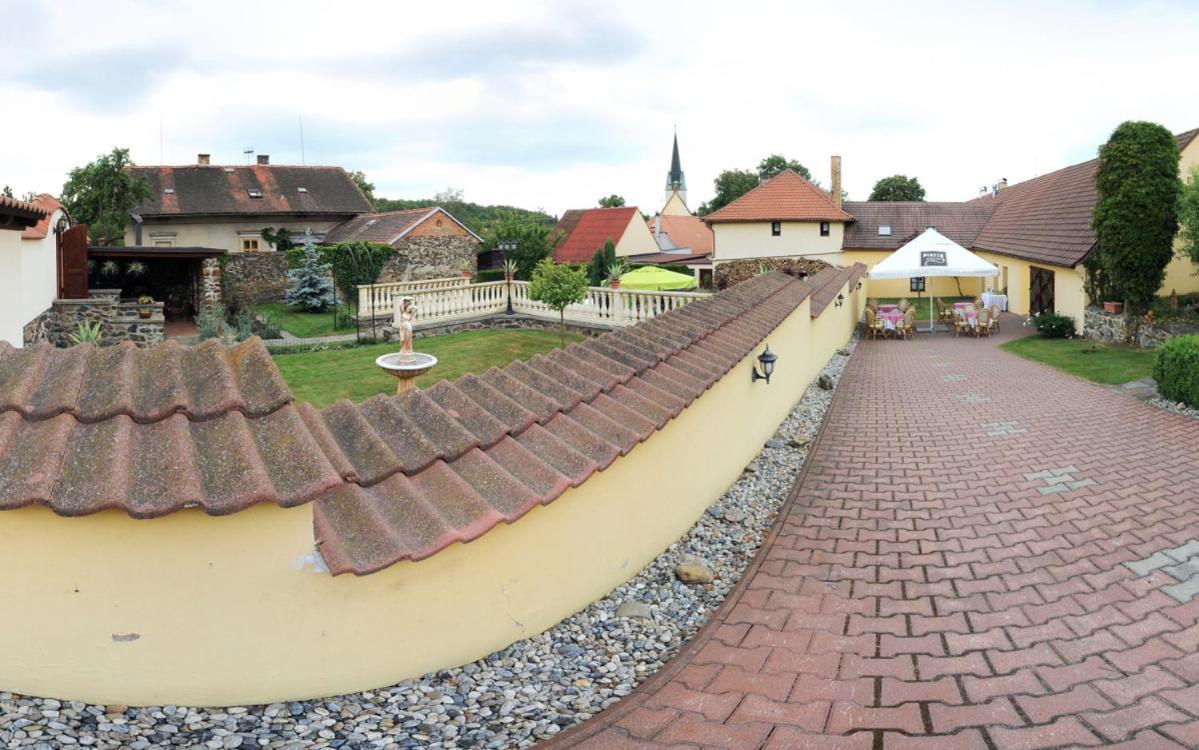 Penzion A Restaurace Nad Hradem Křivoklát Extérieur photo