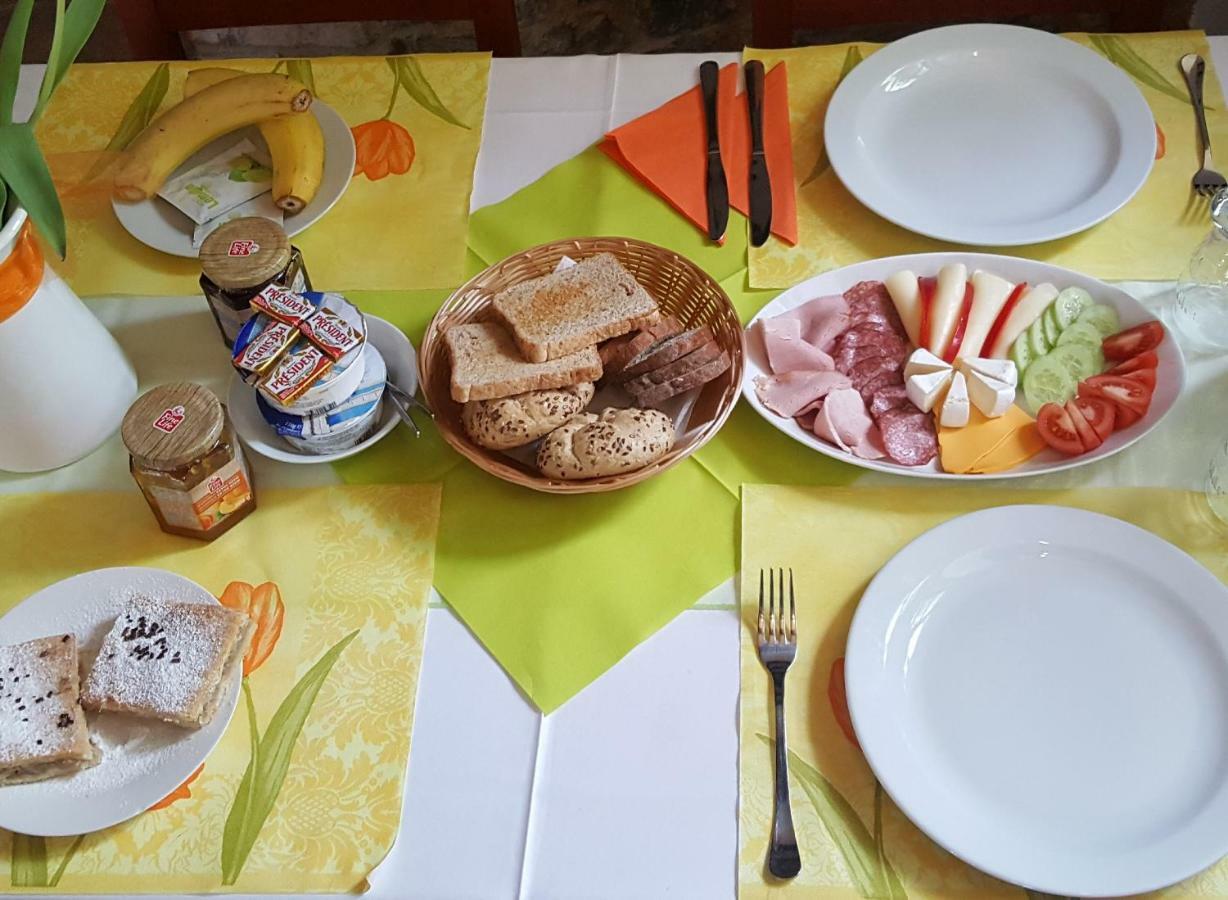 Penzion A Restaurace Nad Hradem Křivoklát Extérieur photo